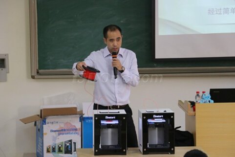 吴道吉向同学们讲解3D打印.jpg